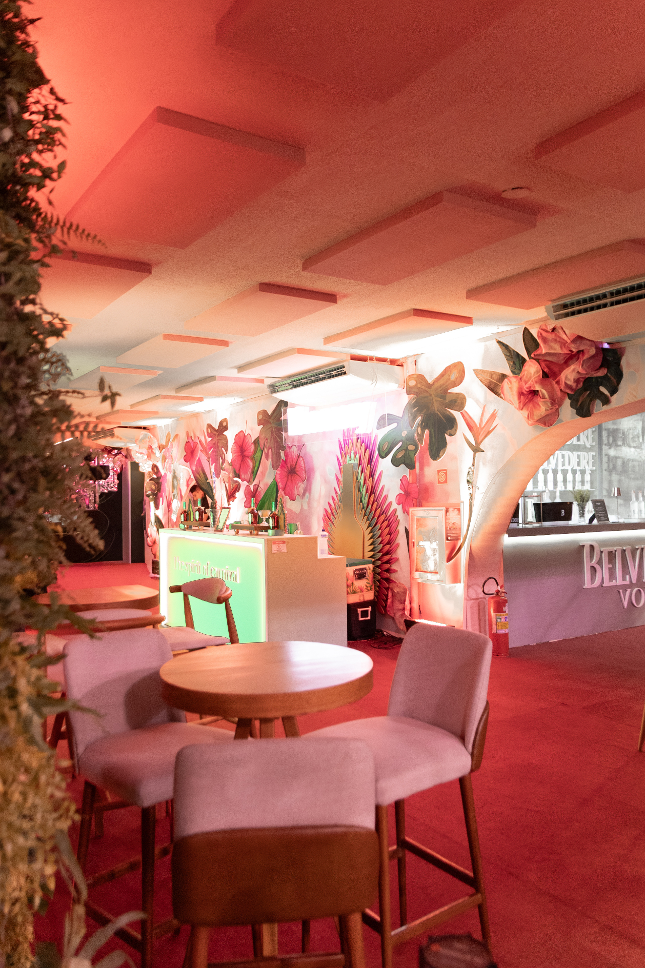 Camarote VIP no Samb�dromo com mobili�rio verde e rosa